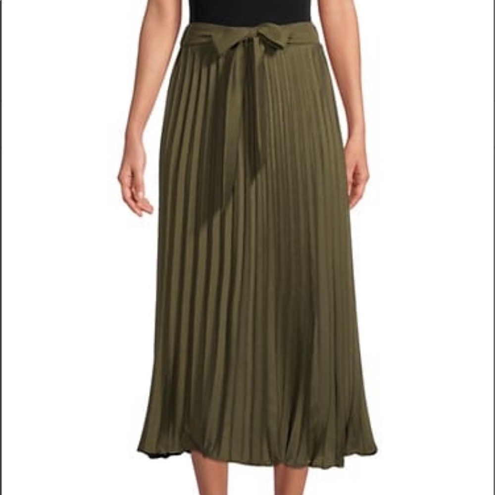 Lea & Viola
Accordion-Pleated Skirt